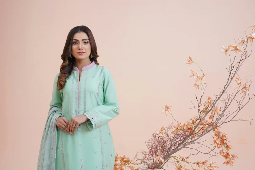 Minimalist Fashion in Pakistan | How to Look Stylish Without Overspending